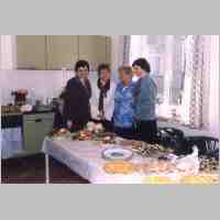 905-1290 Eroeffnung Haus Samland 2003. Frau Kenzler mit den Frauen der Samlandgruppe im Begegnungszentrum in Tapiau. (Foto Kenzler).jpg